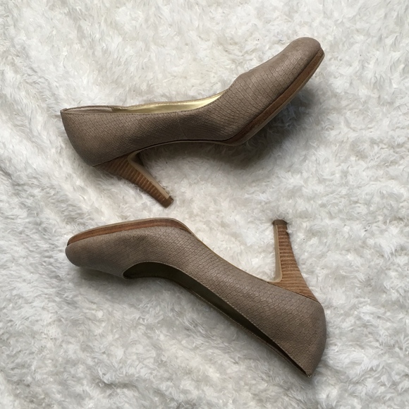 Anne Klein Shoes - Anne Klein Tan Textured Heels SZ 9 Snakeskin Print